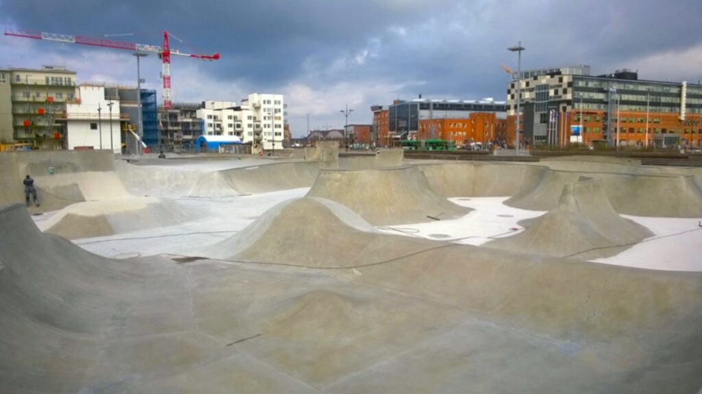 KOMSOL-Half-Pipe-Skate-Board-Panorama