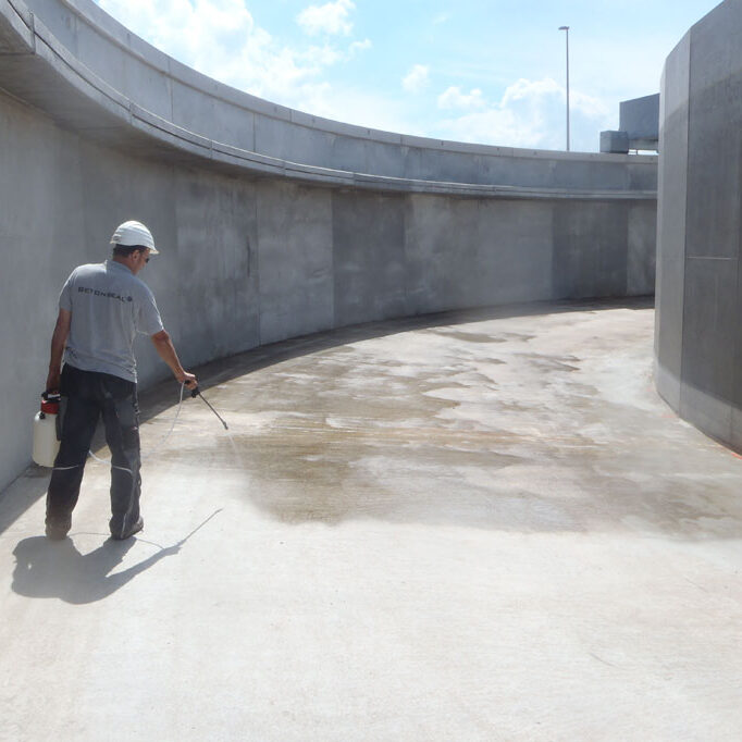 komsol innerseal Abwasser Kanal klaeranlage versiegelt Absetzbecken Abwasserkanal Wartung becken spruehen