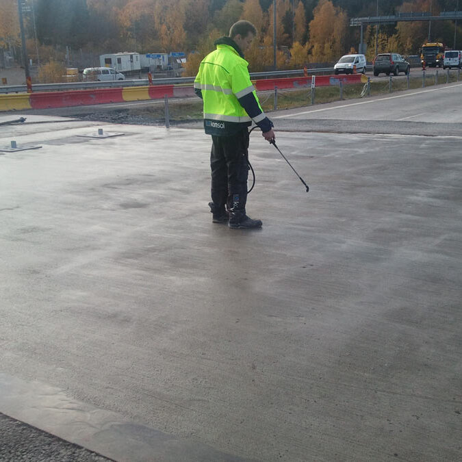 komsol innerseal sanierung versiegelung beton seitenteile sockel pfeiler arbeiter Nacka-highway