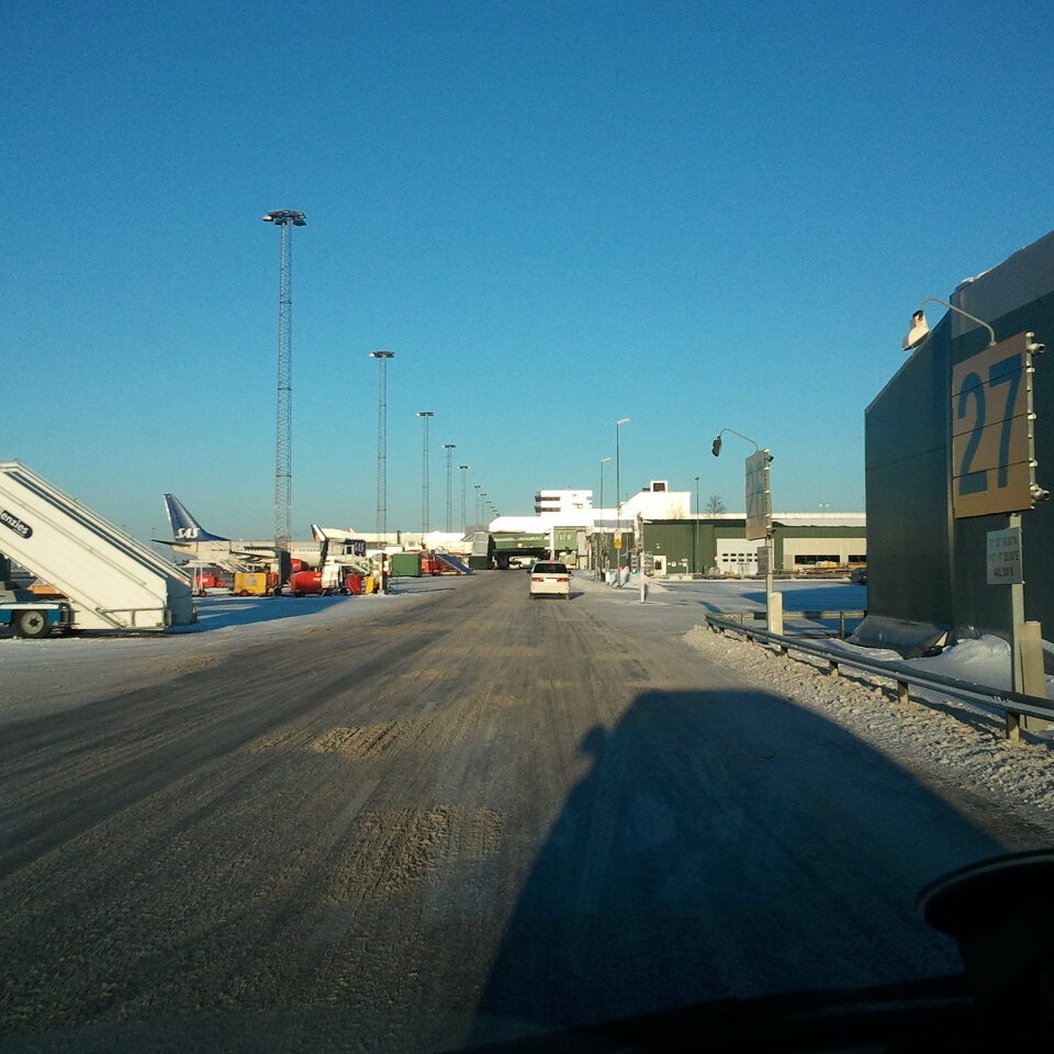 komsol-Komsol®SEAL-plus-Flughaefen-Flugzeuge-Rollwege-Parkposition-Rampe-Hallenboeden-Hangar-Enteisung-Betonplatten-Versorgungswege