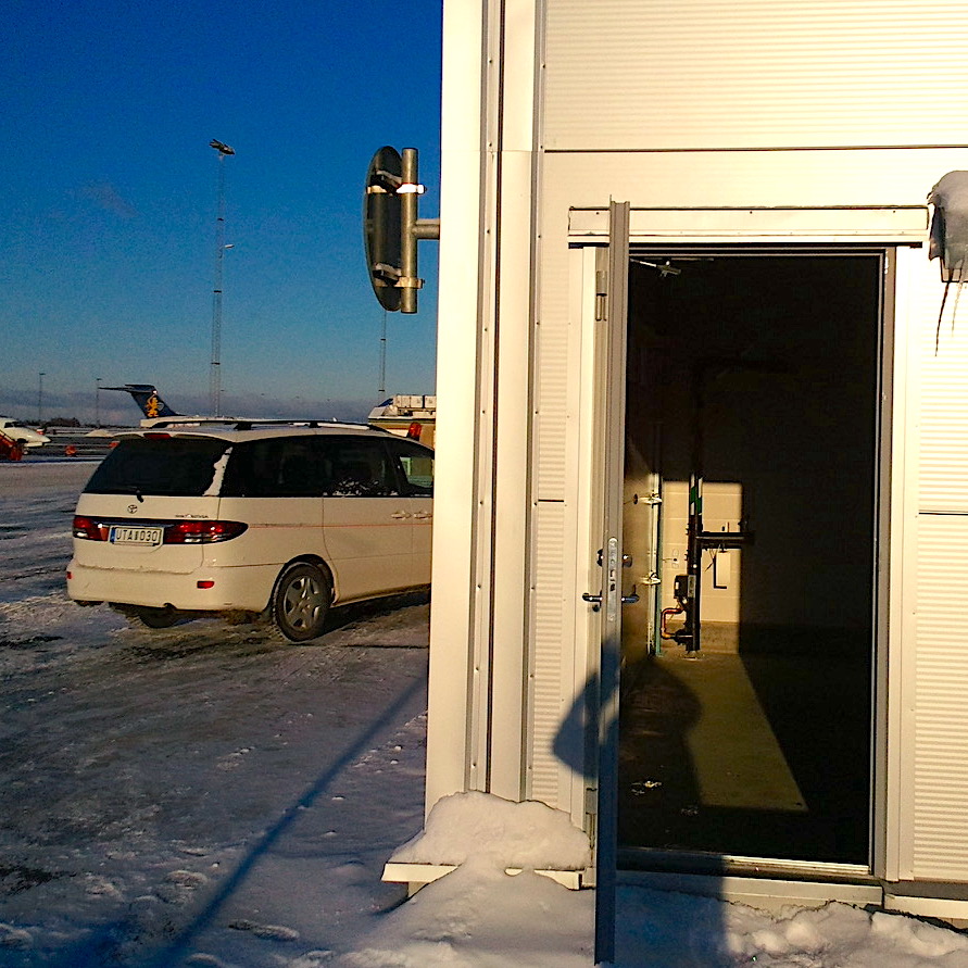 komsol-Komsol®SEAL-plus-Flughaefen-Flugzeuge-Rollwege-Parkposition-Rampe-Hallenboeden-Hangar-Enteisung-Betonplatten-Eingang