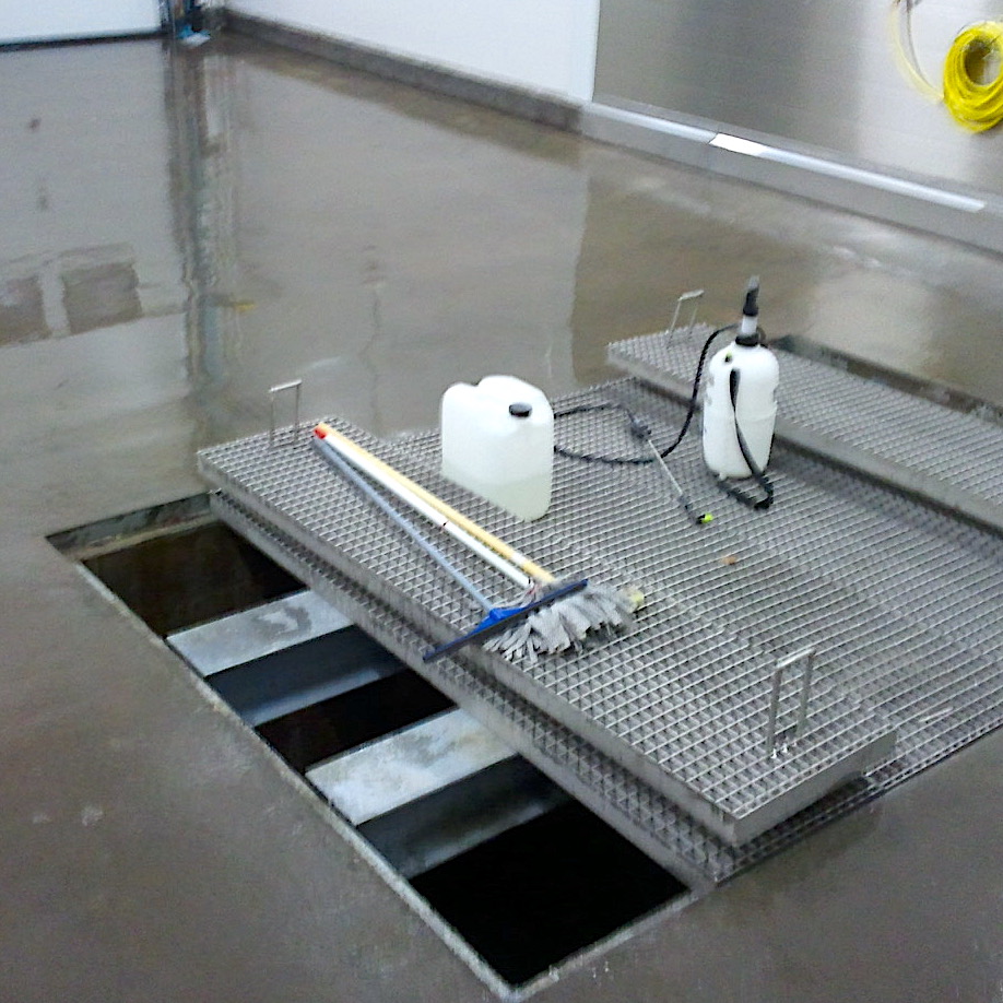 komsol-Komsol®SEAL-plus-Flughaefen-Flugzeuge-Rollwege-Parkposition-Rampe-Hallenboeden-Hangar-Enteisung-Betonplatten-Enteisungsanlage