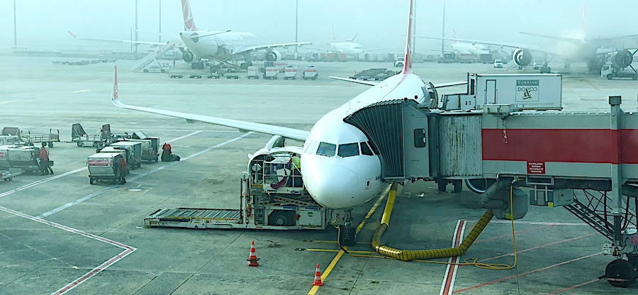 komsol Komsol®SEAL plus Flughaefen Flugzeuge Rollwege Parkposition Rampe Hallenboeden Hangar Enteisung Betonplatten Fluggastbruecke