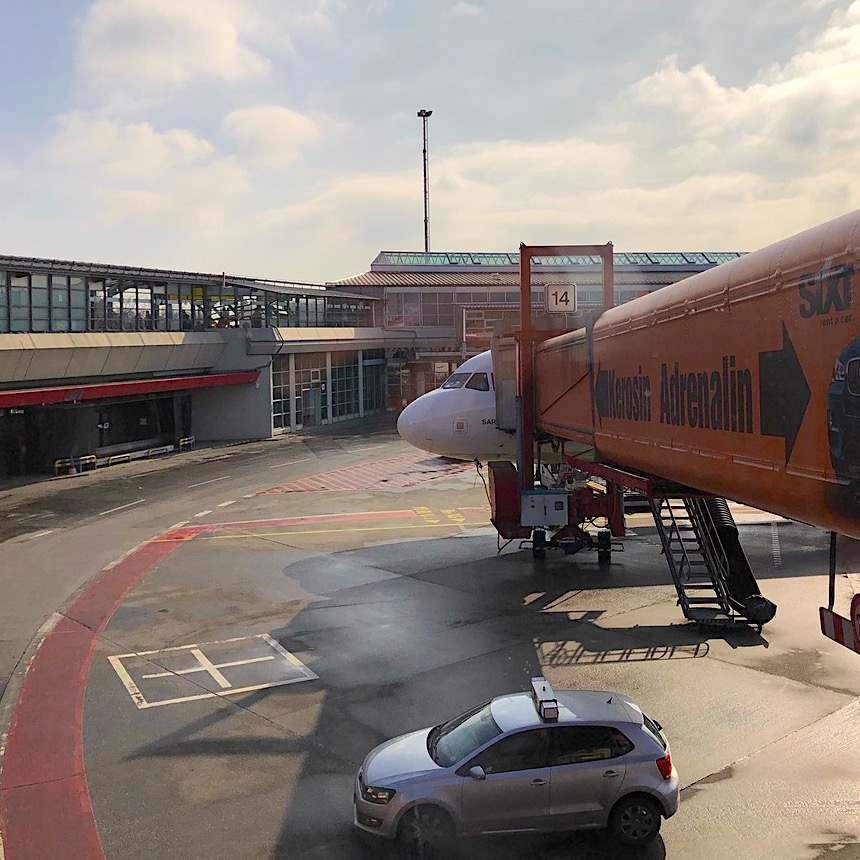 komsol Komsol®SEAL plus Flughaefen Flugzeuge Rollwege Parkposition Rampe Hallenboeden Hangar Enteisung Betonplatten Fluggastbruecke