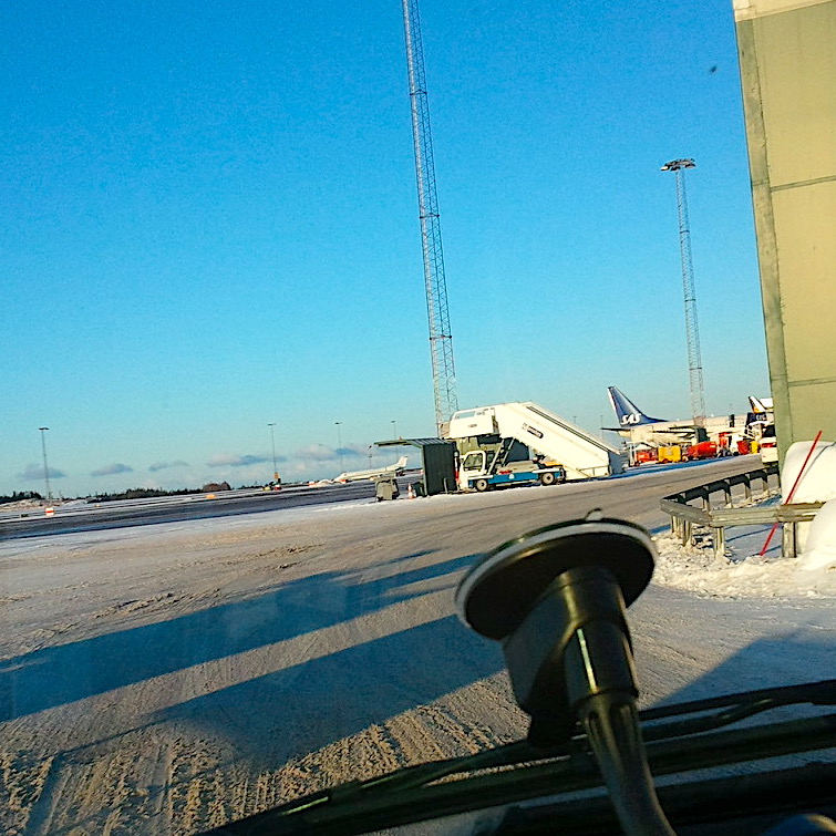 komsol-Komsol®SEAL-plus-Flughaefen-Flugzeuge-Rollwege-Parkposition-Rampe-Hallenboeden-Hangar-Enteisung-Betonplatten-Rollfeld