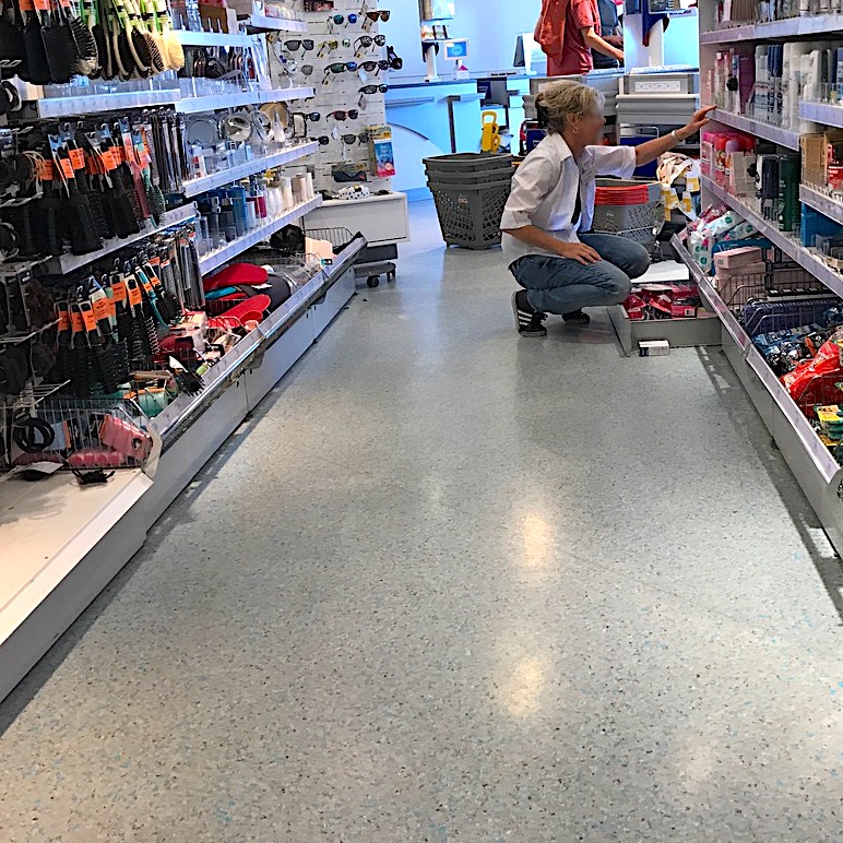 Betonboeden Grossmaerkte Supermaerkte Einzelhandel Bakterien Keime Schutz Versiegeln Beschichtung Handel Tankstelle Discounter